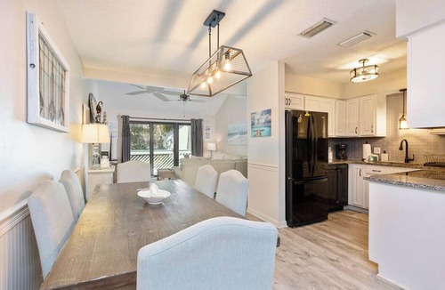 Saint Simons Heights Condo | Experience the best of St. Simons Island from this bright and breezy coastal condo, perfectly located to beach, shops and dining.