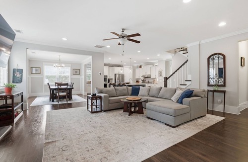 Ormewood Park House | Experience the best of Atlanta living in Grant Park area. This stunning property features a spacious 4BR/4BA main home plus a fully private 1BR/1BA carriage house studio.