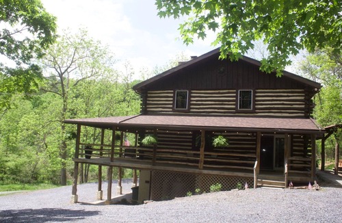 Petersburg Cabin | Fabulous 4-bedroom log cabin with HOT TUB in charming Petersburg