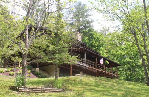 Petersburg Cabin | Fabulous 4-bedroom log cabin with HOT TUB in charming Petersburg