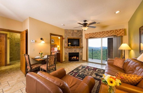 Gatlinburg Resort | Fall foliage Smokey Mtns 2 BR Indoor waterpark Resort