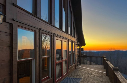 Wolf Laurel Cabin | Fall Mountain Cabin | Hot Tub + Views | Sleeps 10