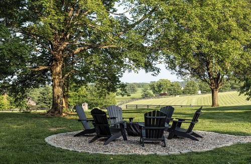 Midway House | Family Fun Retreat - Pickleball, 9 Hole Mini Golf, Hot Tub + Fire Pit + Jukebox