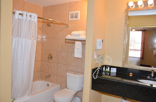 Florida Center Hotel | Family Getaway! 4 Comfy Units Close to The Wheel at ICON Park Orlando! Parking!