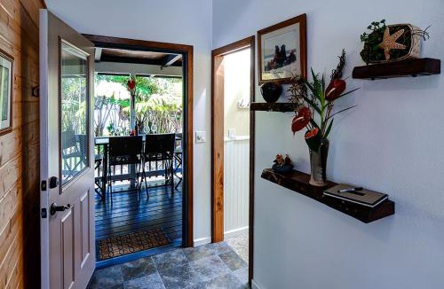 Mountain View Apartment | Fern Cottage Island Escape with Rainforest View!