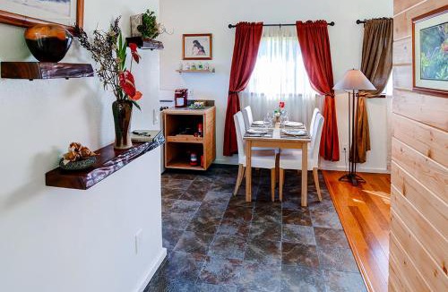 Mountain View Apartment | Fern Cottage Island Escape with Rainforest View!