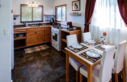 Mountain View Apartment | Fern Cottage Island Escape with Rainforest View!