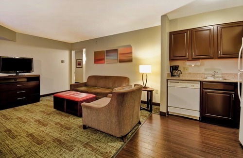 Middleton Condo | Free Breakfast. Pool and Hot Tub. Downtown Location. Near the University of Wisconsin-Madison!