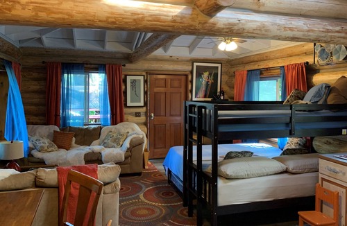 Kukuihaele Cabin | FROG POND: Cozy, family streamside/garden & cabin for 3-4 next to Waipio Valley