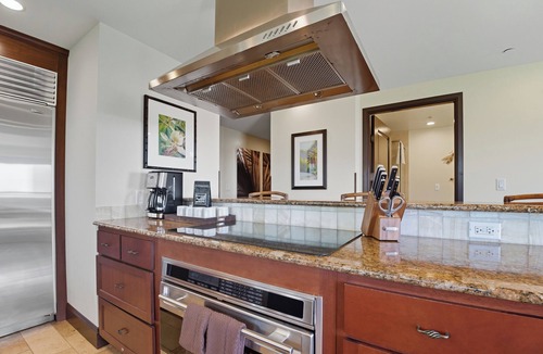 Wailua Condo | G301 - Extra Large Ocean View Corner Suite in Kapaa, Steps to Beach, AC, Pool!