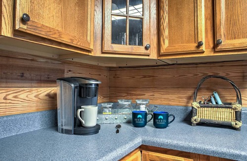 Canton Cabin | Glade Mountain Top Retreat | Pet Friendly Mountain-View Cabin w/Hot Tub, Sleeps 10