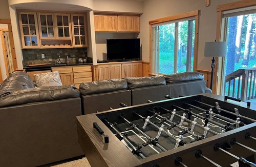 Truckee House | Gorgeous home near golf courses with two en-suites in Tahoe Donner