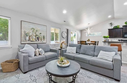 Nampa House | Greenbelt Retreat | Huge Private Yard | Near NNU & Downtown Nampa | Sleeps 10