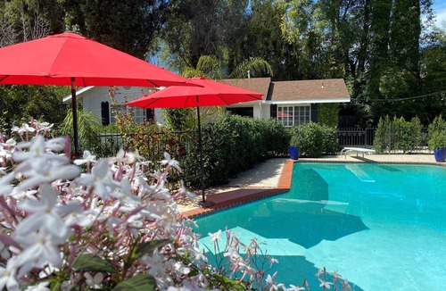Woodland Hills House | Guest house w/private entry - 2 Bed/1 Bath - Large pool - Ample street parking