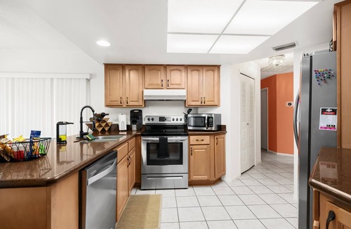 Spring Hill House | Heated Pool Retreat~10 min to Weeki Wachi~Sleeps 8