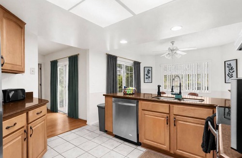 Spring Hill House | Heated Pool Retreat~10 min to Weeki Wachi~Sleeps 8