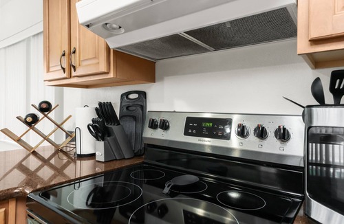 Spring Hill House | Heated Pool Retreat~10 min to Weeki Wachi~Sleeps 8