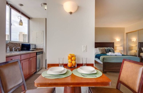 Diamond Head - Kapahulu - St. Louis Condo | High Floor 1 BR with in Unit Washer Dryer in Waikiki, Tandem Parking Included, Close to Beach