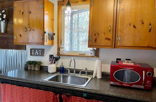 Stanton Cabin | High Rock Hideaway Red River Gorge KY -Couples Cabin- Hot Tub-Wifi-Pet Friendly
