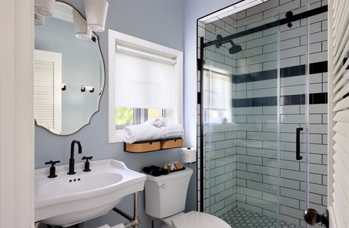 Wailuku Bed & Breakfast | Hinano Suite - Historic charm | Chef's breakfast