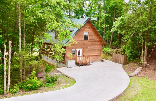 Gatlinburg Cabin | Homestyle Cabin Private but Close to all Gatlinburg fun in the arts district!