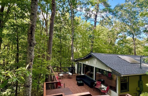 Lake Lure House | HOT TUB, FIRE PIT, DOGS WELCOME, 2 MINUTES to LAKE LURE BEACH and CHIMNEY ROCK