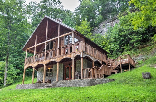 Stanton Cabin | Hot Tub, WiFi - Family Cabin - Wine Cellar - 300 acres in Red River Gorge, Kentucky!