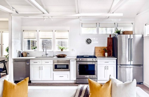 Venice House | Iconic Venice Bungalow: 5-minute walk to beach