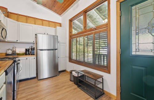 Jefferson Township Cabin | Indoor treehouse! Swivel bonfire & new gas grill. Close to trails & restaurants