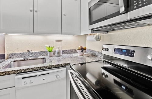 Honokowai Condo | Island style decor with tropical garden view