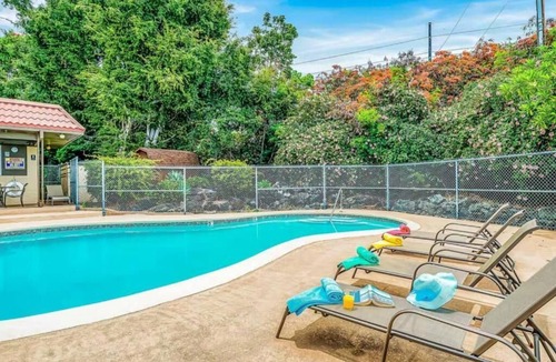 Historic Kailua Village Condo | Kailua Kona Hawaii 2 Bedroom Sleeps 6