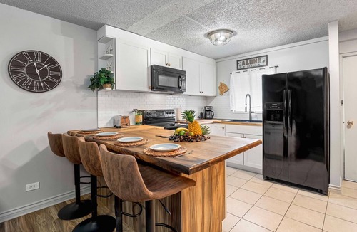 Historic Kailua Village Condo | Kailua Village #201: 2nd Floor, Corner Remodeled unit in Downtown Kona.