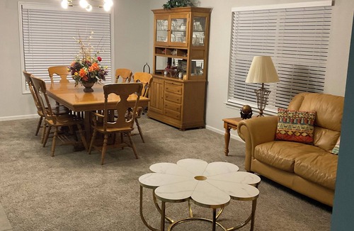 Darien House | Karen’s Cove Charming 2-bedroom house in terrific Darien with WiFi, AC