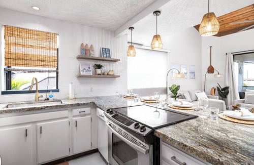 Historic Kailua Village Condo | KBR#4-306 AC|Pool & Hot Tub|Walk to Aliʻi Dr