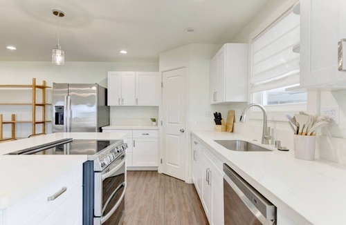 Keolu Hills House | Keolu Hills Haven: Renovated 2/2 & Easy Parking
