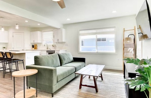 Keolu Hills House | Keolu Hills Haven: Renovated 2/2 & Easy Parking