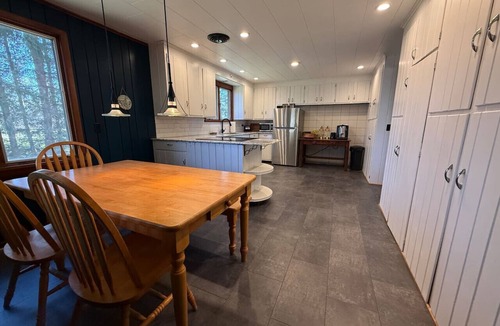 Portland House | King Lakefront Retreat on 7.5 Acres Near Wineries