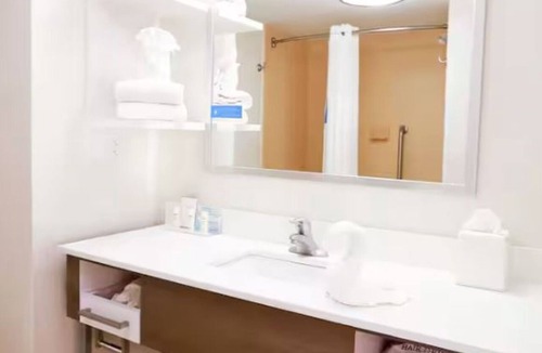 Wesley Chapel Hotel | King Size With Sofa Bed | Work & Relax Space + Breakfast Included!