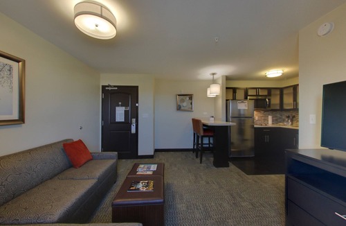 Madison Condo | King Suite. Free Breakfast. Pool with a Slide. Close to Olbrich Botanical Gardens!