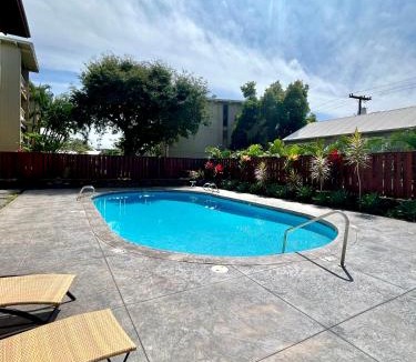 Kailua-Kona Apartment | Kona 1br condo on Alii Dr saltwater pool surf sun AC close to magic sands beach