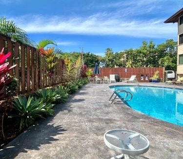 Kailua-Kona Apartment | Kona 1br condo on Alii Dr saltwater pool surf sun AC close to magic sands beach