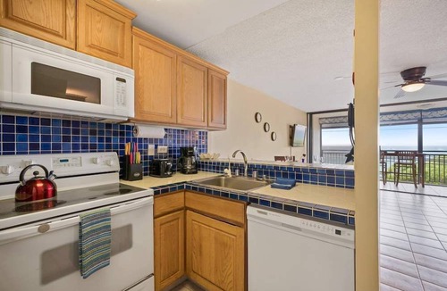 Historic Kailua Village Condo | Kona Alii | Oceanview Pool Shops & Restaurants