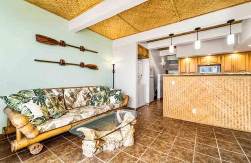 Historic Kailua Village Apartment | Kona Bay View Condo, Pool, Lanai, Walk to Town and Dining, AC, Free Parking