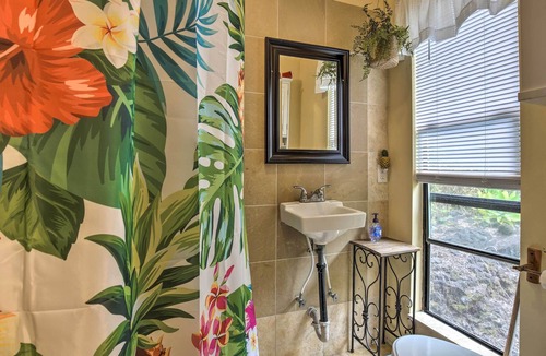 Honalo Apartment | Kona Cottage w/Lanai & Ocean Views on Coffee Farm!