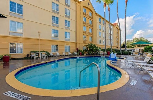Airport North Hotel | La Quinta Orlando | 1 King Bed | Free Shuttle & Breakfast | Onsite Pool | Gym