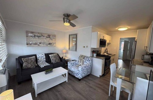 Flat Rock Condo | Lakefront corner condo with canoes, resort pool, tennis & firepit - dogs welcome