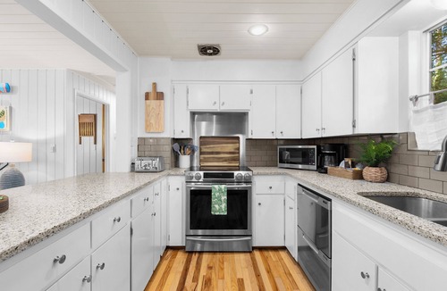 East Renton Highlands Cottage | Lakefront Cottages/dock/kayaks/grill/firepit/views/easy access to Seattle