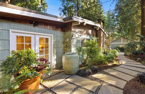 East Renton Highlands Cottage | Lakefront Cottages/dock/kayaks/grill/firepit/views/easy access to Seattle