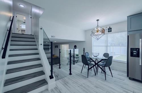 Lutz House | Lakehills Paradise Modern Home with heated pool