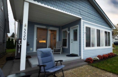 Ashtabula House | Lakeview - Cottage with scenic view of Lake Erie